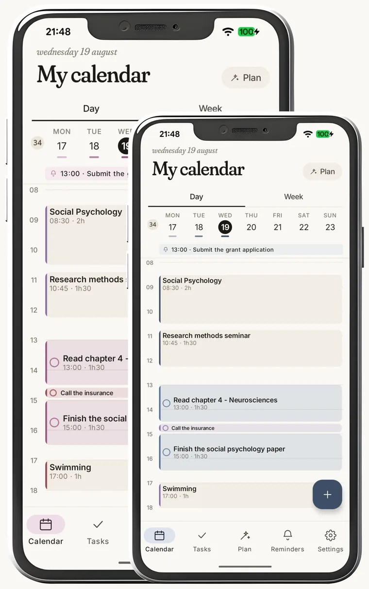 Le même agenda affiché deux fois avec deux couleurs d'accent différentes : prune sur le téléphone de gauche, encre sur celui de droite.